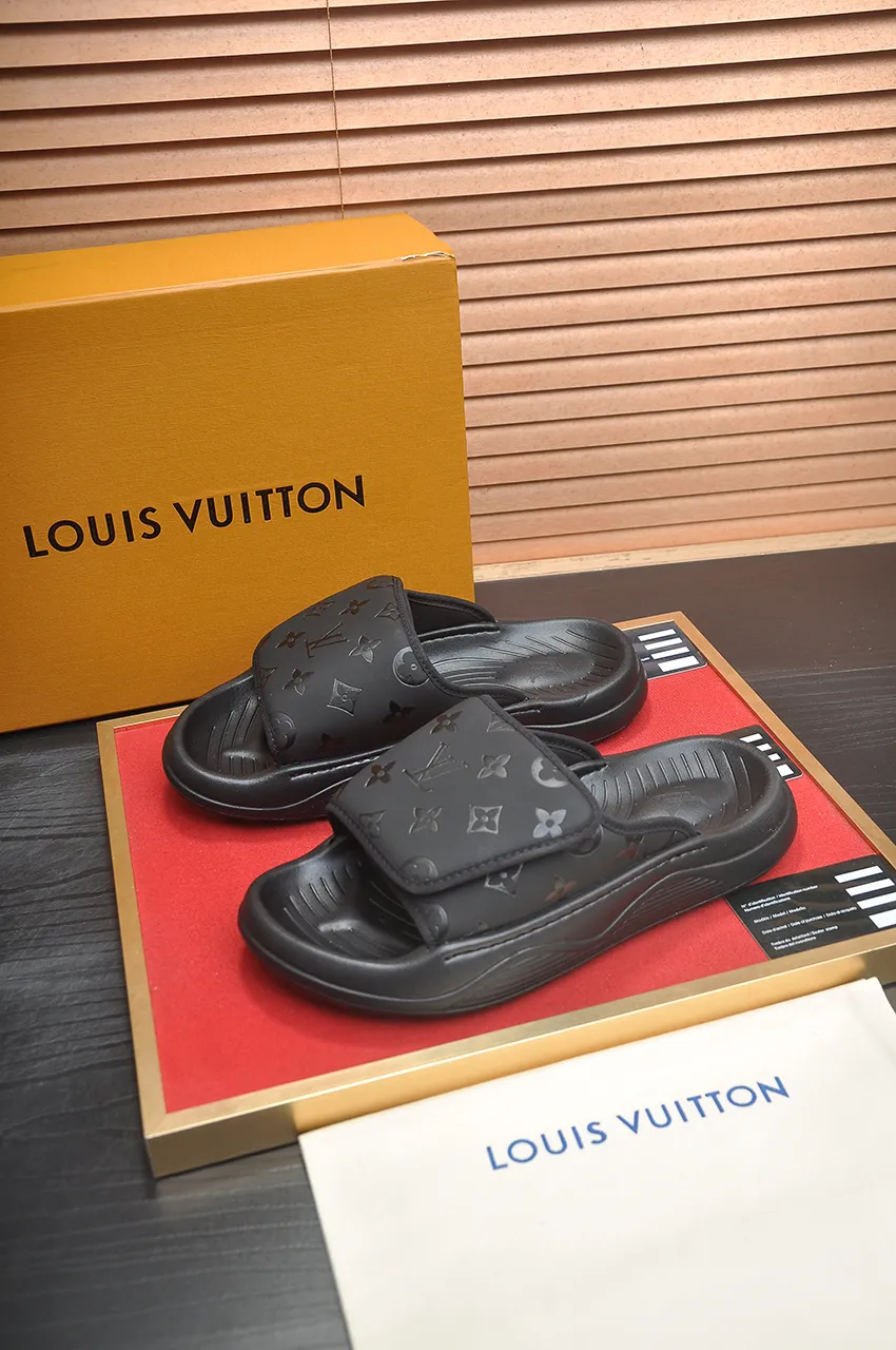 Men's men's shoes 💰340💶 [Louis Vuitton LV slippers] (high-end cowhide) counter 1:1 fashion style, a must-have for summer! The designer used LV’s iconic outsole. The original simple slippers instantly become fashionable! The upper is made of flexible special cowhide leather straps alternately, and the workmanship is exquisite! A must-have for stylish men in summer, size 38-45 (45 customized)